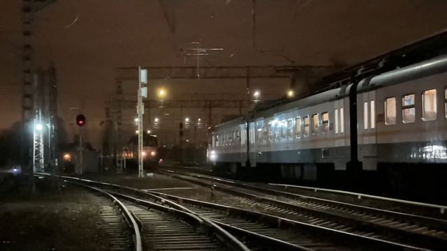 Ночная станция МЦД-2 «Щербинка». Тепловозы ДМ62-1795, 2ТЭ25К-0015, электровозы ЧС7-014, ЧС7-262 смотреть онлайн