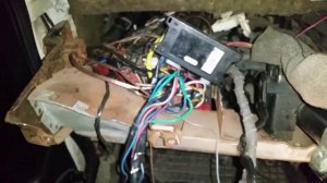 фольксваген вента(кондиционер) разбираюсь с проводкой под парпризом.Ч4