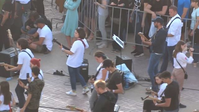 GrammyGo Present: День 1000 Музыкантов 24.08.19 Queen - We Will Rock You/I Want It All смотреть онлайн