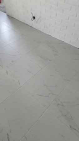 Обзор уложенной плитки на пол в прихожей и кухне одним ковром. Керамогоанит 45/45 #shorts