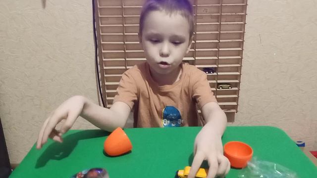 Распаковка яйца с сюрпризом-2. Школьный автобус