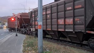 ТЕПЛОВОЗ ЧМЭ3-5294 ТОЛКАЕТ ВАГОНЫ ХОПЕРРЫ НА ЖД ПЕРЕЕЗДЕ ПО ПОДЪЕЗДНОМУ ПУТИ
