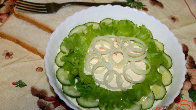 Салат с сардинами, яйцом, сыром и помидорами