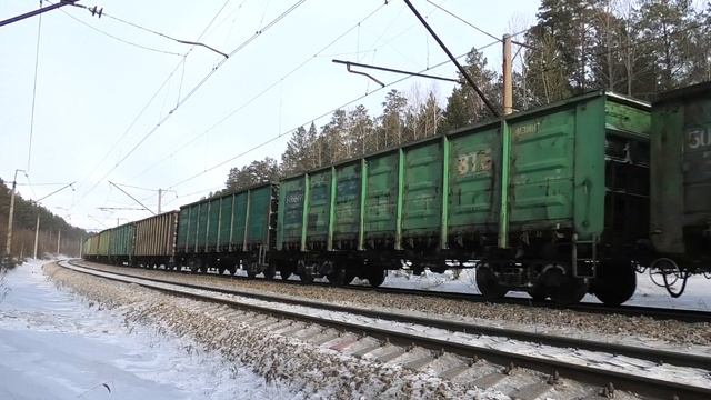 2ЭС6-901 "Синара" с грузовым поездом и приветливой бригадой смотреть онлайн