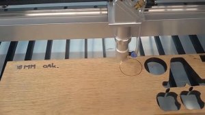 Резка древесины толщиной 18 мм на станке для лазерной резки мощностью 180 Вт