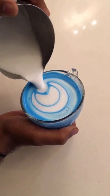 Blue latte blue latte hot blue latte coffee blue latte recipe #coffee #artlatte #explore #coffee смотреть онлайн