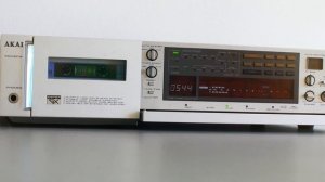 Akai GX-F91одна из самых красивых и технологически оснащенных кассетных дек.