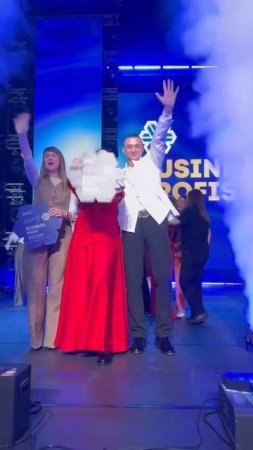 Признание партнёров на сцене в Siberian Wellness (Сибирское здоровье)