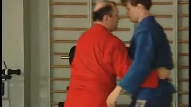 Бросок через грудь скручиванием
