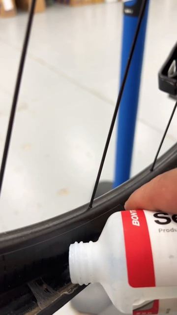 How To Install Sealant In A Tubeless Wheel смотреть онлайн