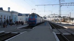 ЧС7-186 прибывает на станцию Мелитополь с поездом № 212