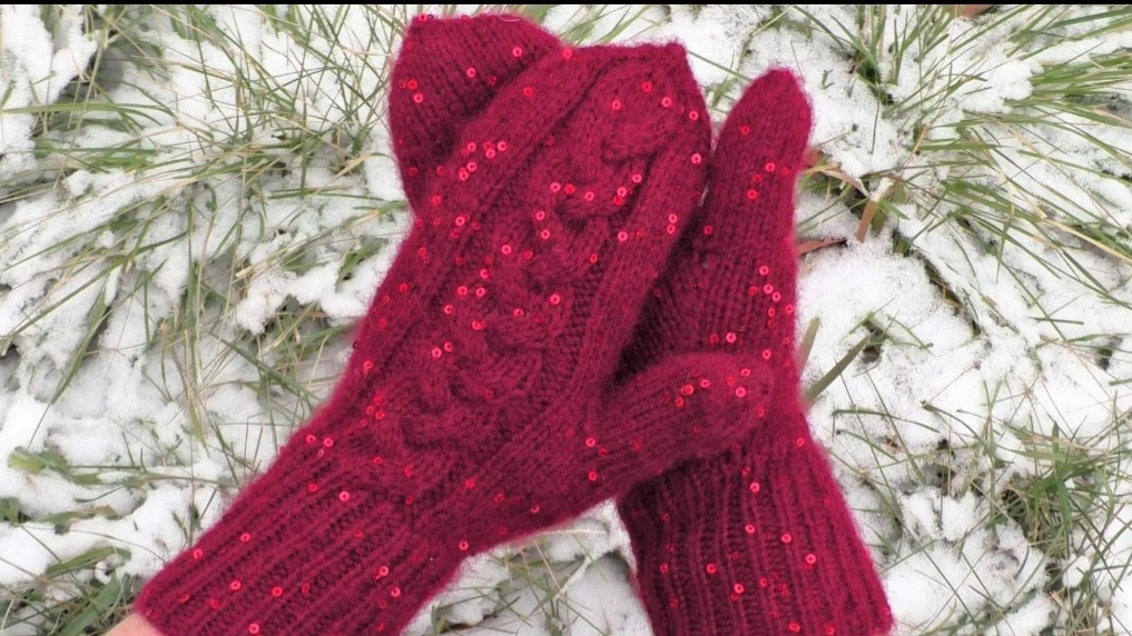 Как связать две варежки одновременно на круговых спицах смотреть онлайн