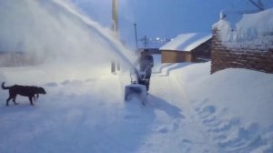 Снегоуборщик HUTER SGC 4100 в работе.