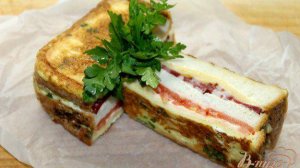 Тост на завтрак с яйцом, сыром и колбасой