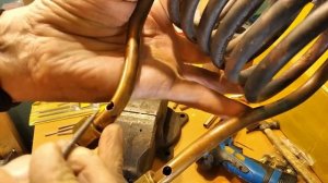 Думаю чем себя занять при самоизоляции на даче. Паяю медную трубку. Салат растет, рассада тоже.