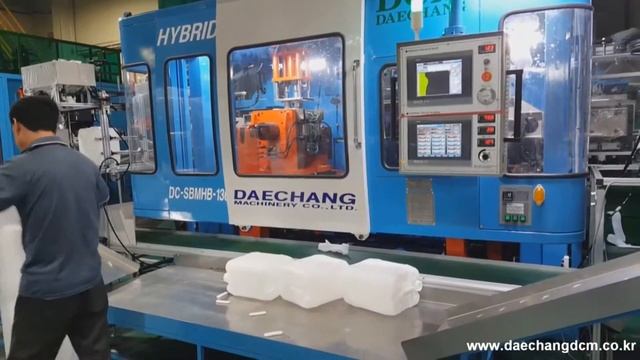 Full Electric Extrusion Blow Molding Machine (DC-SBME-130, 20L Jerry Can, Punching & Leak tester)