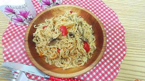 Спагетти с соевым соусом, грибами и овощами