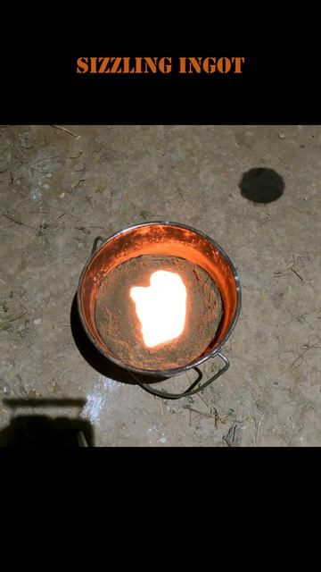 Molten Bronze Poured onto Sand Cast of Bear Silhouette #shorts смотреть онлайн