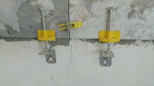 Регуляторы высоты для керамической плитки.