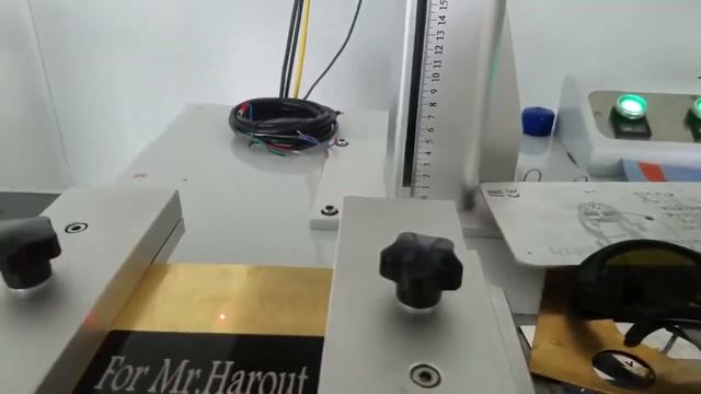round circle cutting on 0 5mm thick brass with 30 watt fiber laser marking machine ------ OPTIC TEC смотреть онлайн
