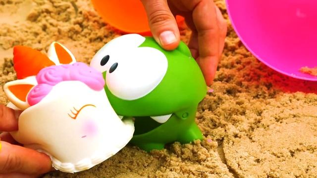 Колдуем вкусняшки для Ам Няма! Видео для малышей про игры в песочнице