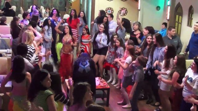 Между нами тает лед. В ожидании ТОРТА)))) Bellydance Party. Cake! смотреть онлайн