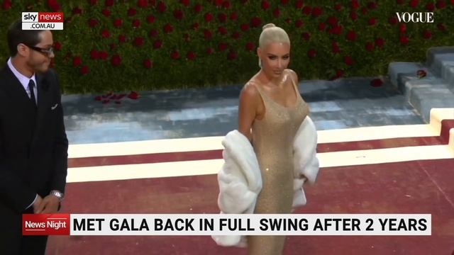 Kim Kardashian steals limelight at Met Gala with new boyfriend смотреть онлайн