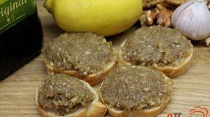 Ореховая паста с чесноком и лимоном