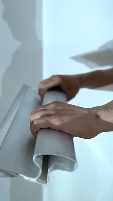 Механизированная шпаклевка. Как отводить углы! #shortsvideo #шпаклевочныйаппарат #шпаклевка