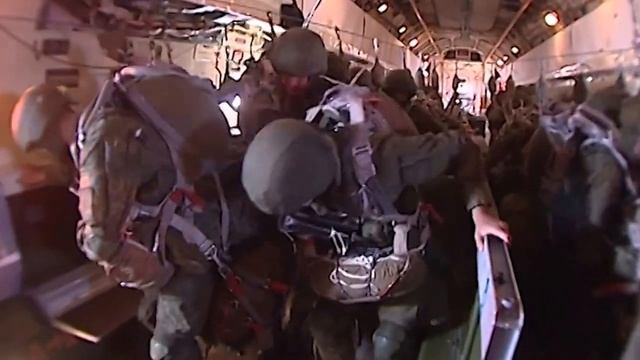 Подразделения ВДВ выполнили прыжки на полигоне Опук смотреть онлайн