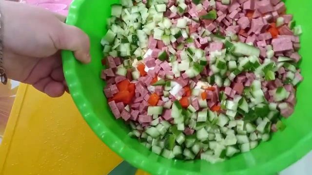 Домашняя кухня.Оливье с свежим огурцом и колбасой