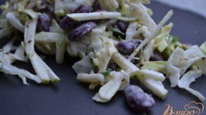 Салат с фасолью и яблоком