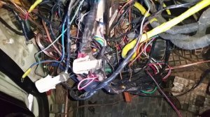 фольксваген вента(кондиционер) разбираюсь с проводкой под парпризом.Ч3