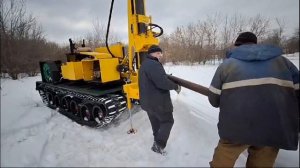 Малогабаритная буровая установка УРБ 1-А-1 на гусеничной базе в зимних условиях.