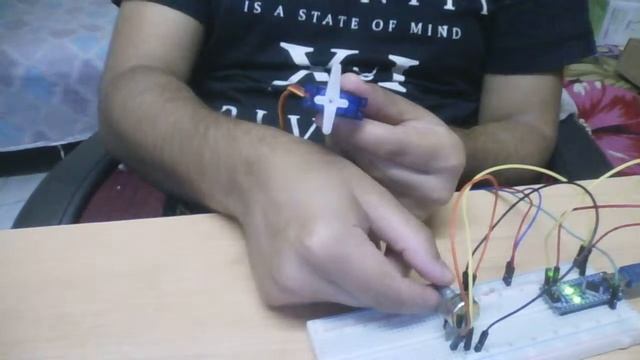 Servo motor control by variable resistor смотреть онлайн