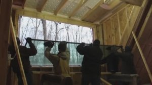 Жизнь с нуля #031. Устанавливаем ОГРОМНОЕ окно и входные двери.