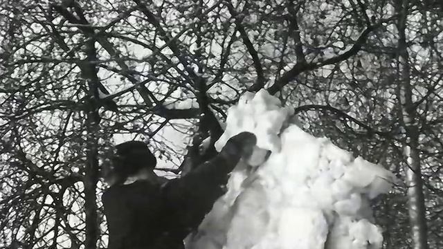 1969 год. Тюмень. Горсад украшают к Новому году.