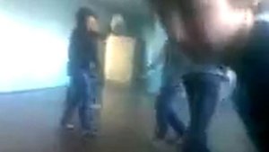 парень убегает от девки