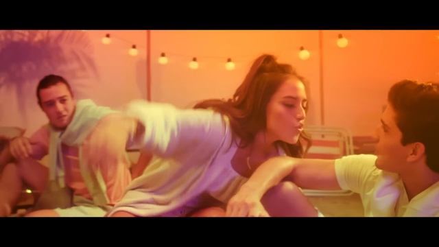 Nicole Favre - Me Gustas (Official Music Video) смотреть онлайн