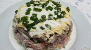 Салат из копченной курицы фасоли и огурца