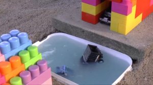 Машинки падают в воду