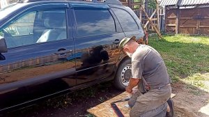 Приклеиваю пластмассовые молдинги к Ладе Калина, правильным способом.