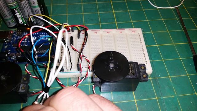Controlling 2 Servos With separate potentiometers смотреть онлайн