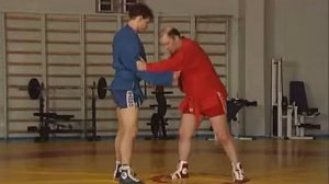 Бросок через спину с колен с блоком ноги противника