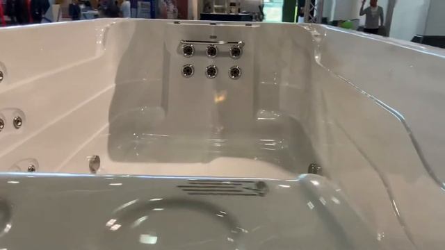 Perché costruire una piscina? Scegli una vasca per il nuoto controcorrente, è più facile! смотреть онлайн