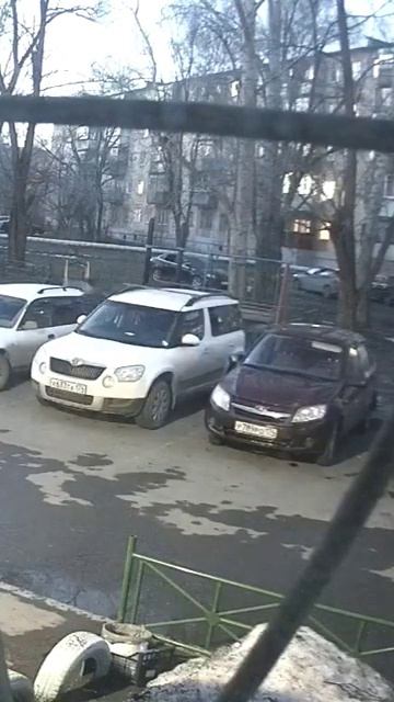 Бьют , громят автомобили | Ходят по дворам