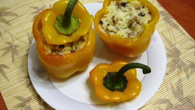 Перцы, фаршированные грибами и рисом