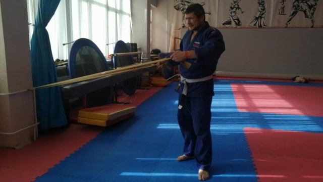 Как борцы качают грудные мышцы резиновыми жгутами