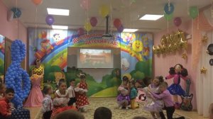 Танец на выпускном в детском саду, с малышами "А лялечка в конвертике..."