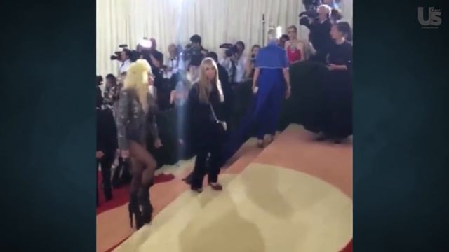 Lady Gaga Rocks the Craziest Heels at 2016 Met Gala смотреть онлайн